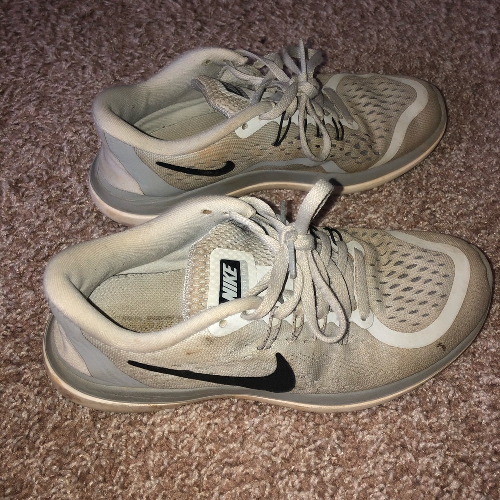 Light Grey Nike’s - Picture 1 of 3